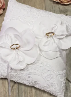 Coussin alliances fleurs et dentelle