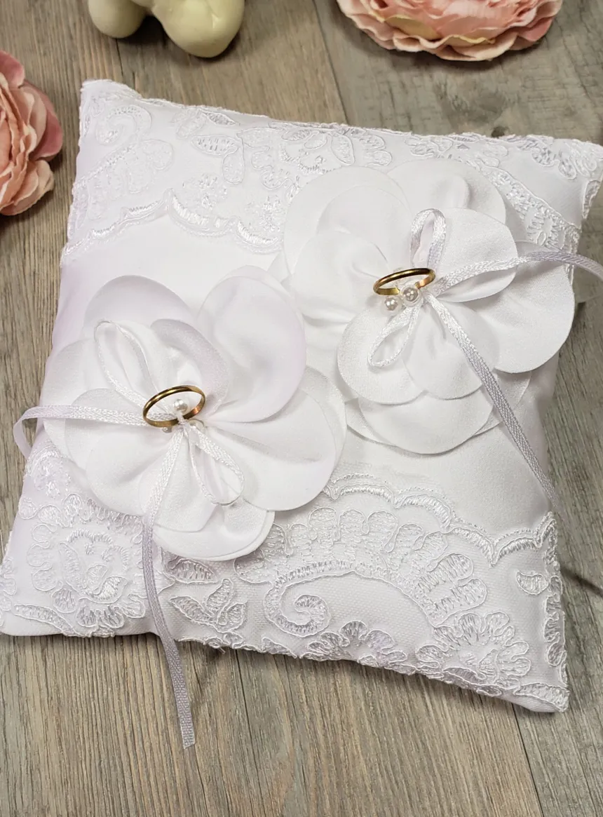 Coussin alliances fleurs et dentelle