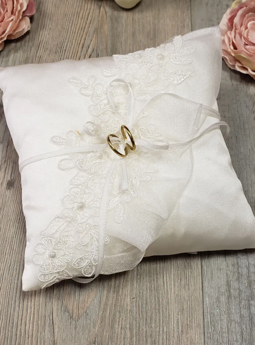 Coussin porte alliance dentelle et organza