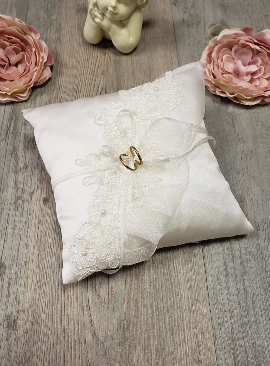 Coussin porte alliance dentelle et organza