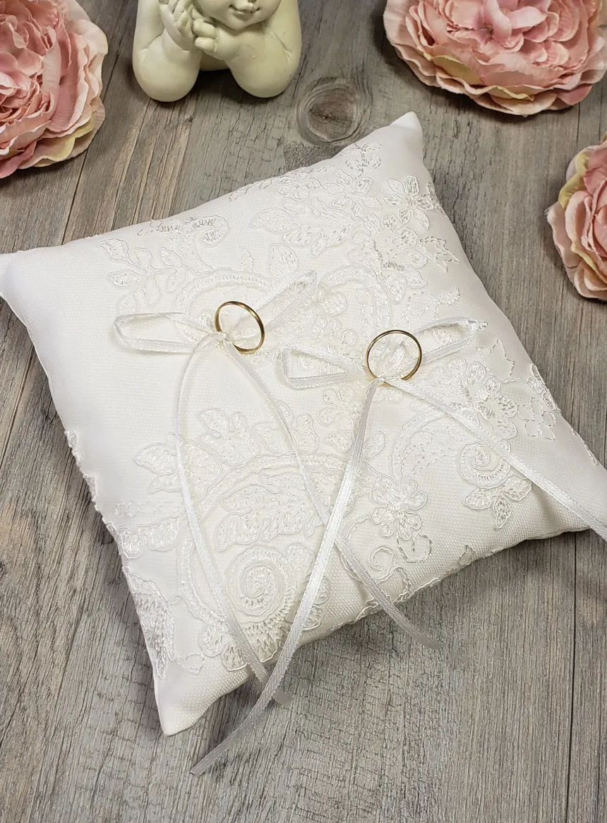 Coussin porte alliances dentelle et rubans