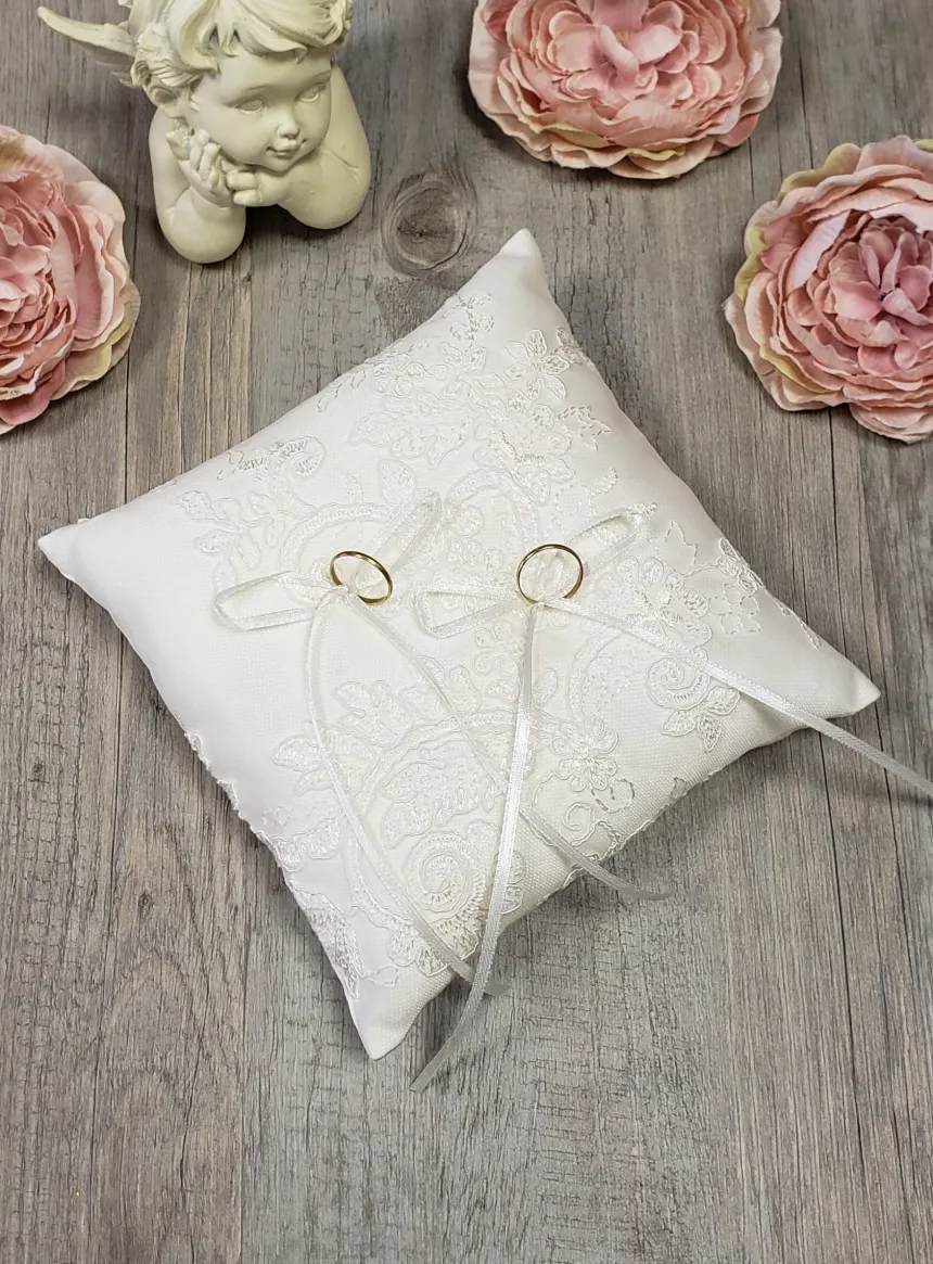 Coussin porte alliances dentelle et rubans