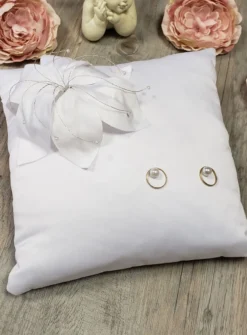 Coussin porte alliances simple fleurs satin