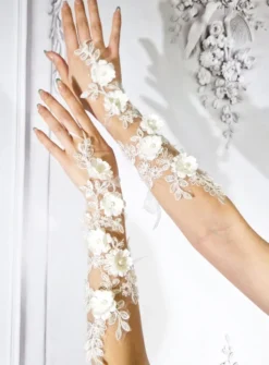Gants de mariée mitaines dentelle fleurs et perles ivoire