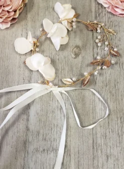 Guirlande coiffure cérémonie mariage fleurs et perles Or