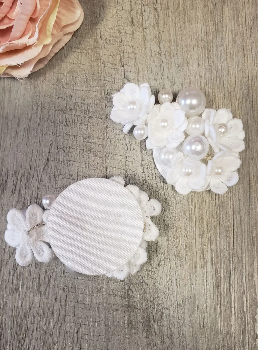 Lot de 2 compositions de fleurs et perles Blanc