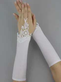 Mitaines mariage femme mi-long dentelle sur main