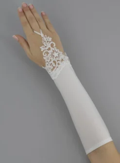 Mitaines mariage femme mi-long dentelle sur main