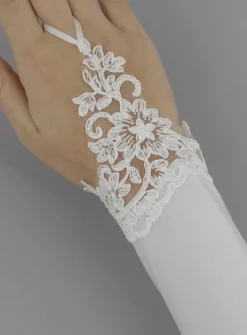 Mitaines mariage femme mi-long dentelle sur main