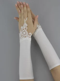 Mitaines mariage femme mi-long dentelle sur main