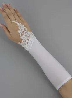 Mitaines mariage femme mi-long dentelle sur main