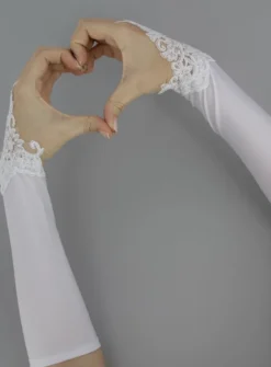 Mitaines mariage femme mi-long dentelle sur main