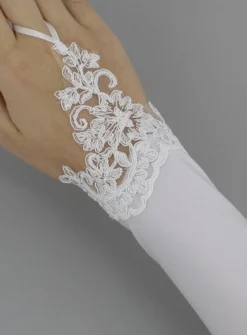 Mitaines mariage femme mi-long dentelle sur main