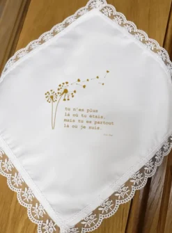 Mouchoir satin et dentelle phrase pour le défunt personnalisable