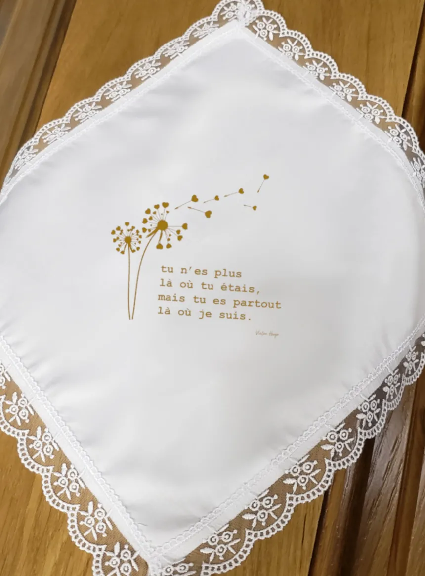 Mouchoir satin et dentelle phrase pour le défunt personnalisable