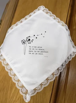 Mouchoir satin et dentelle phrase pour le défunt personnalisable