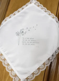 Mouchoir satin et dentelle phrase pour le défunt personnalisable