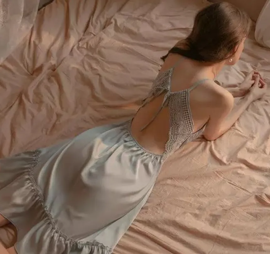 Nuisette dos dentelle et sexy femme