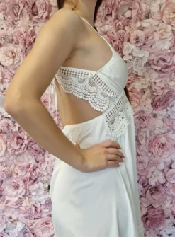 Nuisette dos dentelle et sexy femme