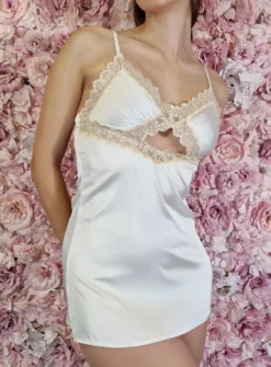 Nuisette satin et dentelle Femme chic et élégante