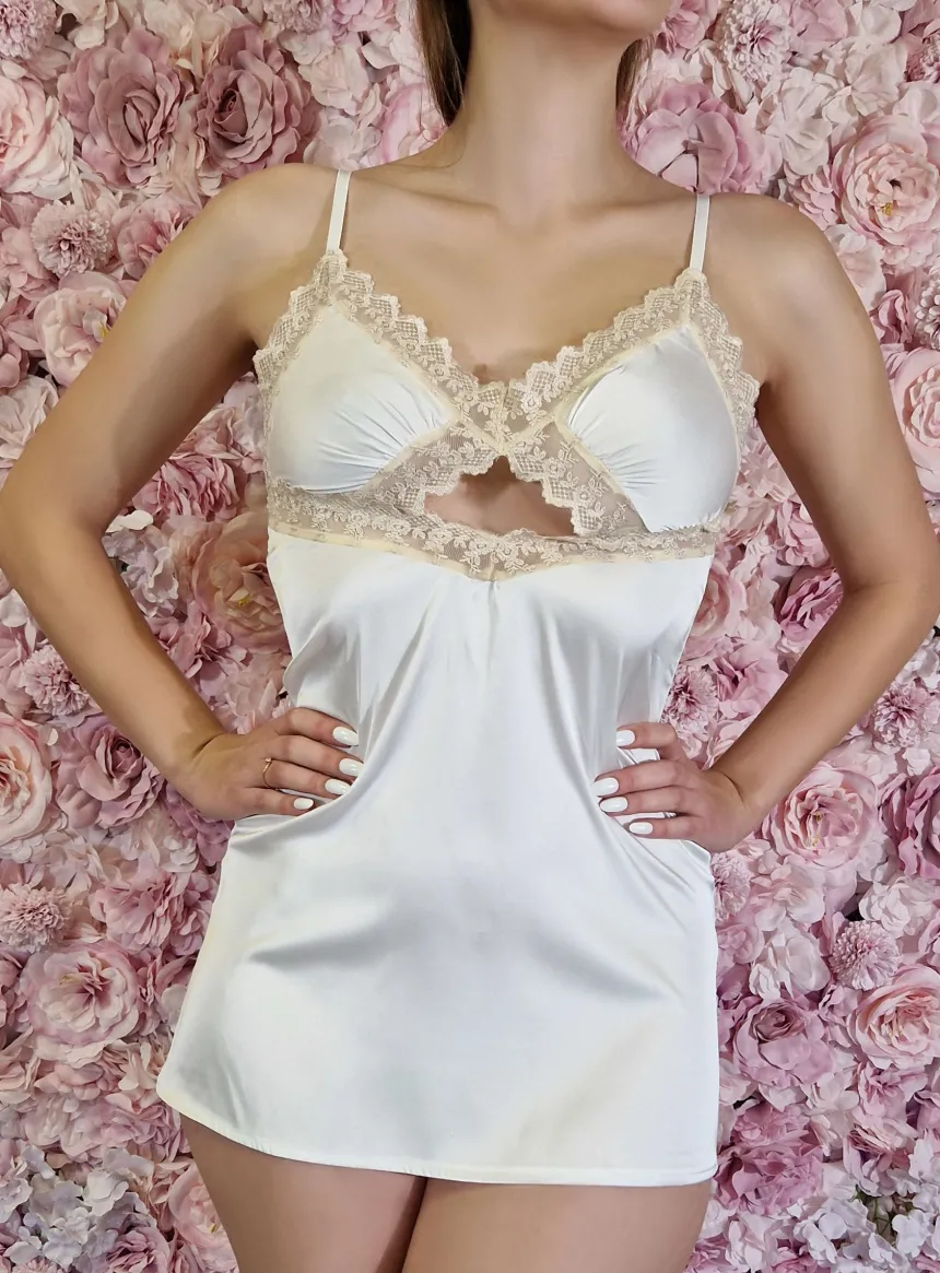 Nuisette satin et dentelle Femme chic et élégante