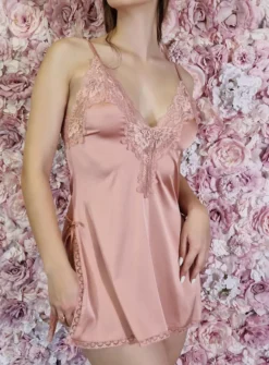 Nuisette satin sexy avec fentes et dentelle femme