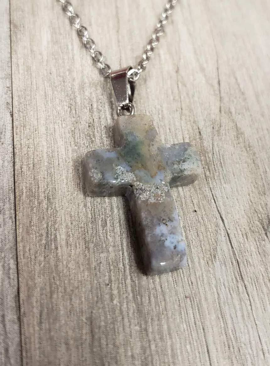 Pendentif Croix en pierre + Chaine