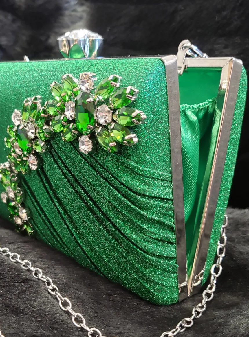 Pochette de soirée femme à pailletttes et gros strass