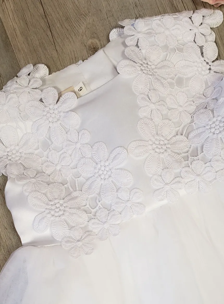 Robe baptême bébé blanche dentelle sur épaule
