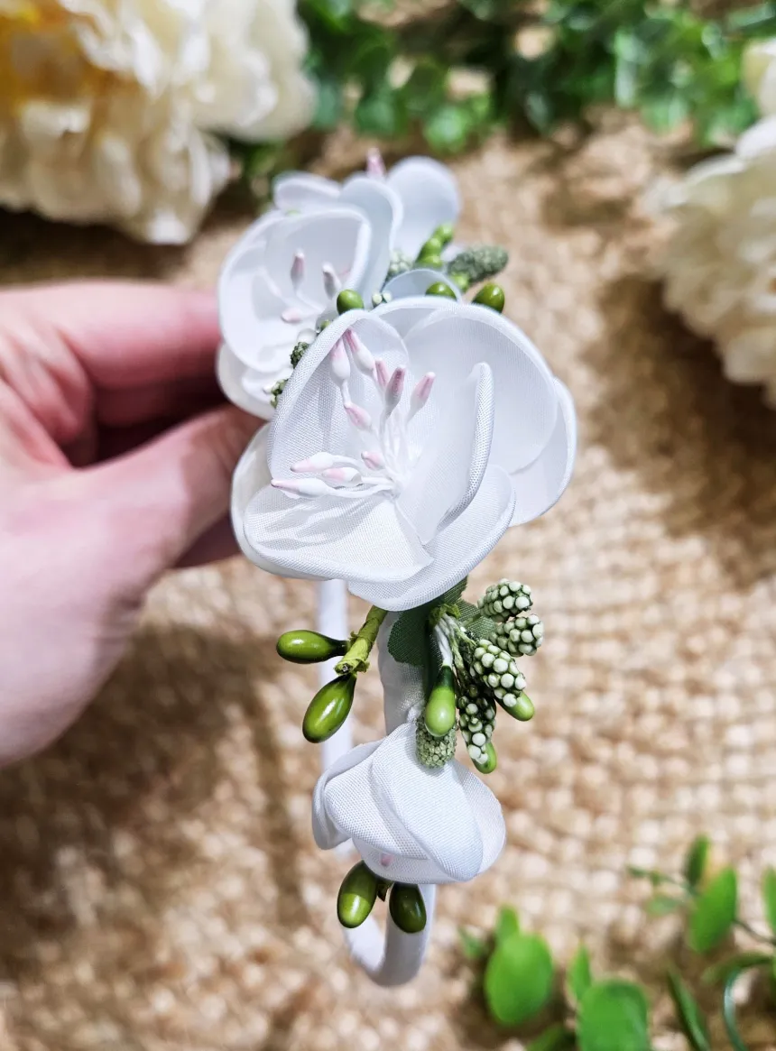 Serre-tête de fleurs blanches et feuillage