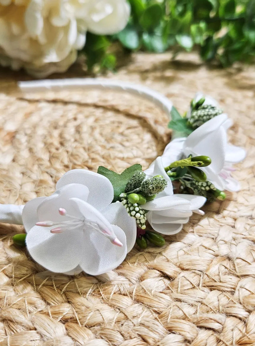 Serre-tête de fleurs blanches et feuillage
