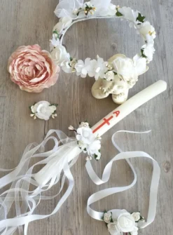 Set Communion : couronne, broche, nśud de cierge et bracelet fleurs blanches