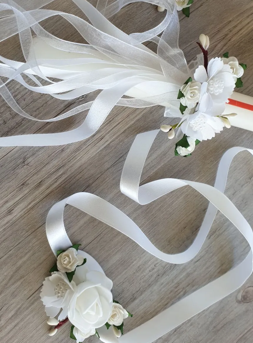 Set Communion : couronne, broche, nśud de cierge et bracelet fleurs blanches