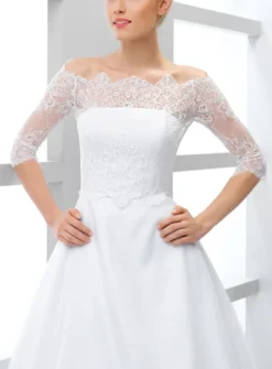 Top en dentelle dos boutonné manches 3/4
