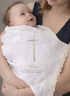 Un lange de baptême personnalisé au style rétro et intemporel