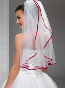 Voile de mariée plongeant bord satin rouge